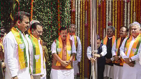 பாஜக நிறுவன தினத்தை முன்னிட்டு டெல்லியில் உள்ள தலைமையகத்தில்&nbsp;கட்சி கொடியேற்றிய அதன் தலைவர் நிதின் நபின்