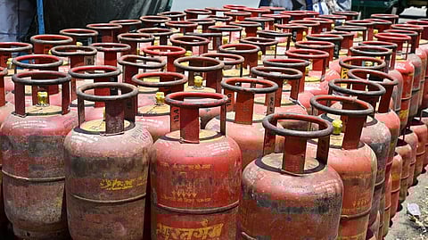 ‘வீட்டு உபயோக காஸ் சிலிண்டர் முன்பதிவு செய்து 10 நாட்கள் ஆகியும் கிடைக்கவில்லை!’