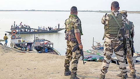 அசாம் மாநில சட்டப்பேரவைக்கான தேர்தல் இன்று நடைபெறுகிறது. இதையொட்டி, நேற்று தங்களது வாக்குச்சாவடிகளுக்குத் தேவையான பொருட்களுடன் காம்ரூப்பில் உள்ள பிரம்மபுத்ரா ஆற்றில் படகில் பயணிக்கும் தேர்தல் அதிகாரிகள். அப்போது, பாதுகாப்புப் படையினர் கண்காணிப்பில் ஈடுபட்டனர். படம்: பிடிஐ