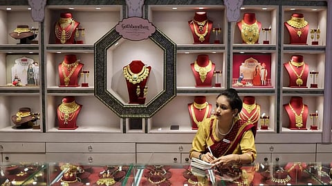 தற்காலிக போர் நிறுத்தம் எதிரொலி: தங்கம் விலை பவுனுக்கு ரூ.2,720 உயர்வு