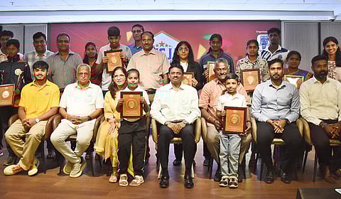 சிஎஸ்கே - டிஎன்எஸ்ஜேஏ சார்பில் இளம் வீரர்களுக்கு ஊக்கத்தொகை