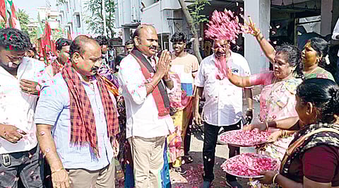 திமுக வேட்பாளர் த.வேலுவுக்கு மலர்தூவி வரவேற்பு அளித்த பெண்கள். 