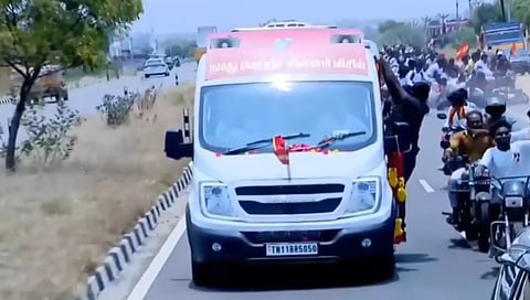 விஜய்யை பின்தொடர்ந்து சென்ற வாகனங்கள் விபத்துக்குள்ளானதில் 16 பேர் காயம்