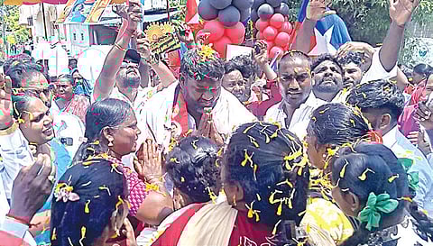 வண்டலூர் பகுதியில் தீவிர வாக்கு சேகரிப்பில் ஈடுபட்ட திமுக வேட்பாளர் எம்.கே.டி.கார்த்திக் தண்டபாணி  