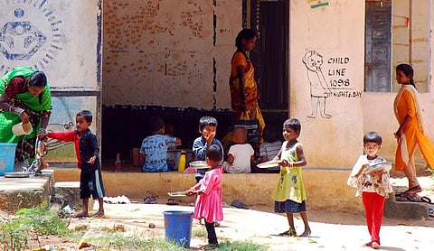 அங்கன்வாடி மையங்கள் தத்தெடுப்பு: நடைமுறைச் சிக்கல்கள் தீரட்டும்!