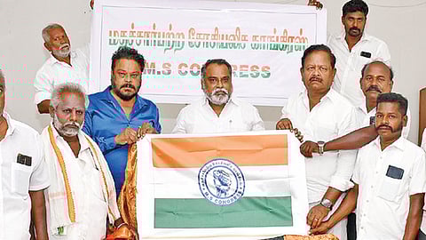 மதுரையில் புதிய கட்சிக் கொடியை அறிமுகப்படுத்திய மகாத்மா சீனிவாசன் மற்றும் நிர்வாகிகள். 