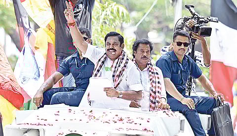 அதிமுக வேட்பாளர் விருகை ரவியை ஆதரித்து பிரச்சாரம் செய்த பொதுச் செயலாளர் பழனிசாமி. 