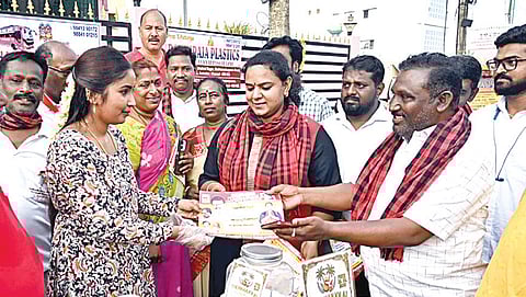 தாங்கல் குப்பம் பகுதியில் வாக்கு சேகரிப்பில் ஈடுபட்ட திமுக வேட்பாளர் அ.பு.பூர்ணிமா.