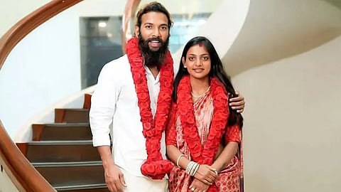 கும்பமேளாவில் பிரபலமான மோனலிசா கணவர் மீது போக்சோ சட்டத்தின் கீழ் வழக்கு