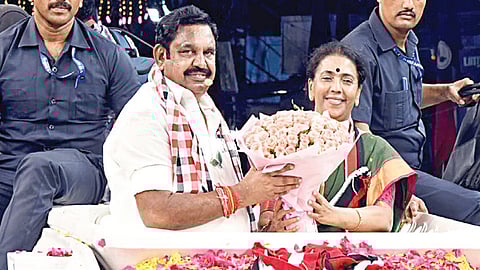 அதிமுக வேட்பாளர் கோகுல இந்திராவை  ஆதரித்து பிரச்சாரம் செய்த பொதுச் செயலாளர் பழனிசாமி.