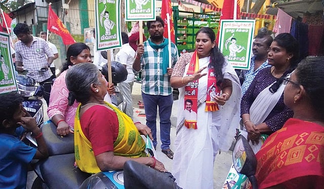 <div class="paragraphs"><p>கொள்கைகளை எடுத்துக்கூறி, பெண்களிடம் வாக்கு சேகரித்த நாதக வேட்பாளர் வி.அனுஷா.</p></div>