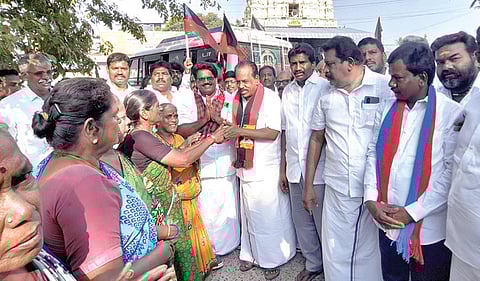 உத்திரமேரூர் தொகுதியில் தீவிர பிரச்சாரத்தில் ஈடுபட்டுள்ள திமுக வேட்பாளர் க.சுந்தர்.