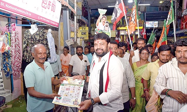 <div class="paragraphs"><p>வியாபாரிகளிடம் தீவிர வாக்கு சேகரிப்பில் ஈடுபட்ட அதிமுக வேட்பாளர் தி.நகர் சத்யா.</p></div>