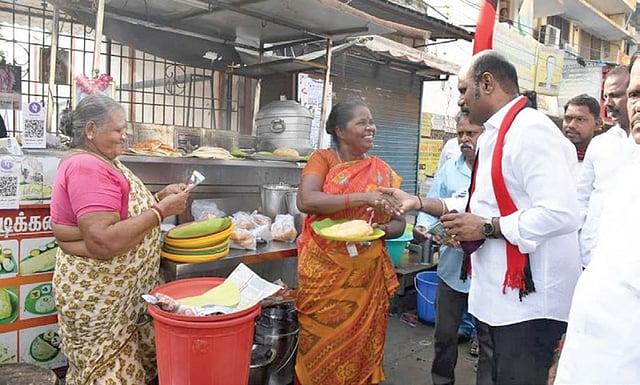 <div class="paragraphs"><p>சாலையோரம் உணவகம் வைத்துள்ள பெண்களிடம் வாக்கு சேகரித்த திமுக வேட்பாளர் ராஜா அன்பழகன்</p></div>