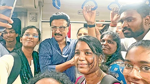 சென்னையில் மெட்ரோ ரயிலில் பொதுமக்களுடன்  முதல்வர் ஸ்டாலின் பயணம் செய்தார்..