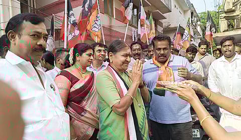 சூளைமேடு பகுதியில் பிரச்சாரத்தில் ஈடுபட்ட அதிமுக வேட்பாளர் பா.வளர்மதி