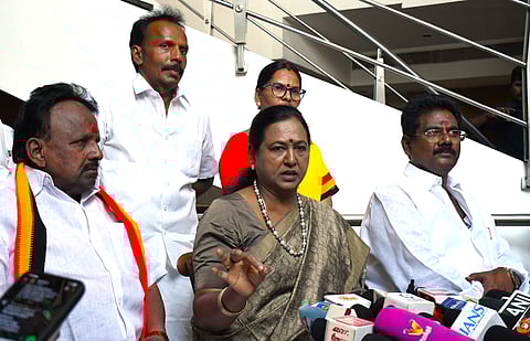 சேலத்தில் செய்தியாளர்களுக்கு பேட்டியளித்த தேமுதிக பொதுச்செயலாளர் பிரேமலதா. உடன் சேலம் மேற்கு தொகுதி தேமுதிக வேட்பாளர் மோகன்ராஜ் உள்ளிட்டோர். 