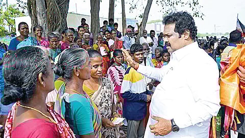 அரசின் திட்டங்களை பெண்களிடம் எடுத்து கூறி வாக்கு சேகரிக்கும் திமுக வேட்பாளர் வி.ஜி.ராஜேந்திரன்.