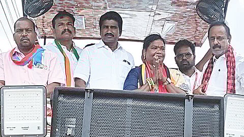 அச்சிறுப்பாக்கம் அடுத்த ஒரத்தி கிராமத்தில் தேர்தல் பிரச்சாரத்தில் ஈடுபட்ட திமுக வேட்பாளர் அமுலு பொன்மலர்.