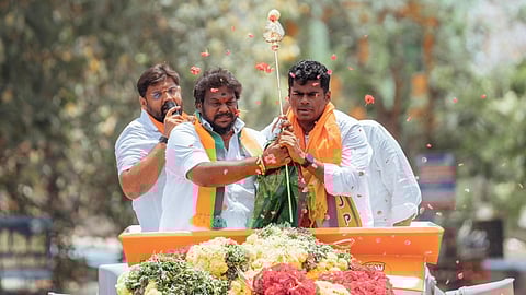 திருப்பத்தூரில் பாஜக வேட்பாளர் கே.சி.திருமாறனை ஆதரித்து பிரச்சாரம் செய்த அண்ணாமலைக்கு வேல் பரிசளிக்கப்பட்டது. 