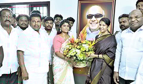 தூத்துக்குடியில் கனிமொழி எம்.பி. முன்னிலையில் அஜிதா ஆக்னல் திமுகவில் இணைந்தார்.  அமைச்சர் அனிதா ஆர்.ராதாகிருஷ்ணன் உள்ளிட்டோர் உடனிருந்தனர். 