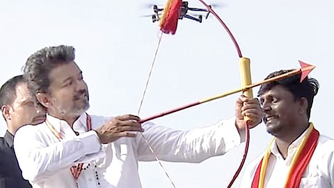 பிரச்​சாரக் கூட்டத்​தில் வேட்பாளர் வழங்கிய நினைவு பரிசுடன் விஜய்.