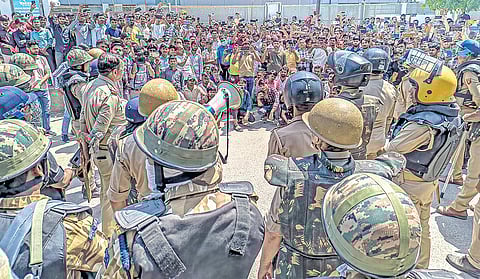 உத்தரபிரதேச மாநிலம் நொய்டாவில் சம்பள உயர்வு கேட்டு நேற்று தொழிலாளர்கள் போராட்டம் நடத்தியபோது பாதுகாப்பு பணியில் ஈடுபட்டிருந்த போலீஸார். படம்: பிடிஐ