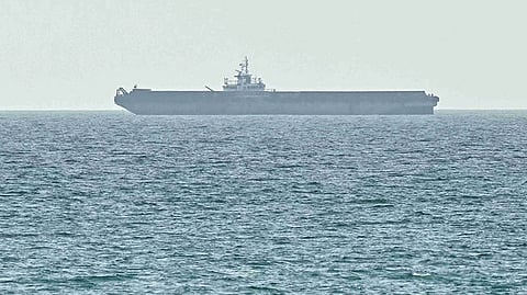 ஈரான் மற்றும் அமெரிக்காவின் ராணுவ நடவடிக்கைகளால் ஹார்முஸ் ஜலசந்தியை கடக்க முடியாமல் சுமார் 3,200 சரக்கு, எண்ணெய் கப்பல்கள் பரிதவித்து வருகின்றன. இந்த கப்பல்களில் 20,000-க்கும் மேற்பட்ட மாலுமிகள், ஊழியர்கள் உள்ளனர். ஐக்கிய அரபு அமீரகத்தின் ரஸ் அல்-கைமா துறைமுகம் அருகே ஒரு சரக்கு கப்பல் நீண்ட நாட்களாக நிறுத்தப்பட்டிருக்கிறது. படம்: ஏஎப்பி