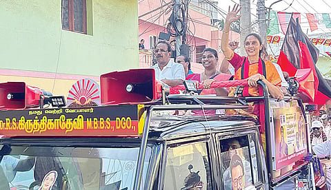 தாம்பரம் தொகுதியில் திறந்த வாகனத்தில் வாக்கு சேகரித்த திமுக வேட்பாளர் மருத்துவர் கிருத்திகா தேவி.