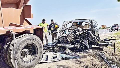 எட்டயபுரம் அருகே கோட்டூர் விலக்கு பகுதியில் லாரி மீது மோதிய விபத்தில் உருக்குலைந்த கார்.