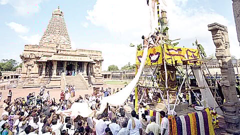 தஞ்​சாவூர்​ பெரிய கோயி​லில்​ நேற்​று நடை​பெற்​ற சித்​திரை பெருவிழா கொடியேற்றம்.