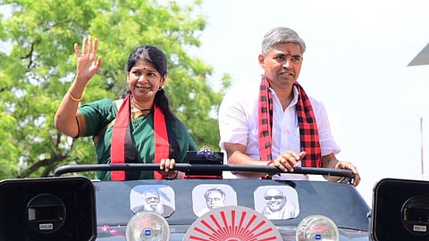 குடும்பத்துக்கு ஒரு செல்போன் வாக்குறுதி என்னாச்சு? - அதிமுகவை கேட்கிறார் கனிமொழி