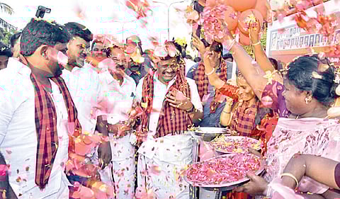 திமுக வேட்பாளர் சா.மு.நாசரை மலர்தூவி வரவேற்ற தொகுதி மக்கள்