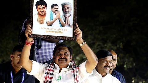 மதுரையில் தேர்தல்&nbsp; பிரச்சாரத்தில் ஈடுபட்டிருந்த பழனிசாமிக்கு அஜித் புகைப்படத்தை பரிசளித்த தொண்டர்கள்