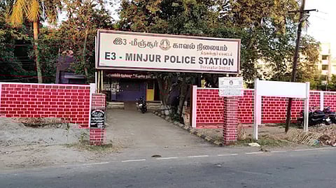 சென்னை அருகே மீஞ்சூரில் கல்லூரி மாணவிக்கு சரமாரி வெட்டு - இளைஞர் கைது, இருவருக்கு வலை