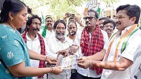 வேளச்சேரி தொகு​தி​யில் வெற்றிக்காக  சுற்றி சுழலும்  வேட்பாளர்கள்