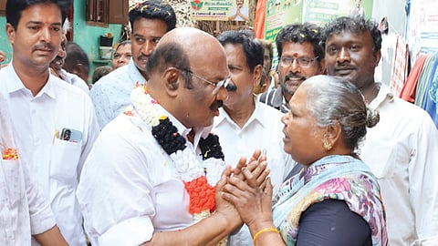 பிரச்சாரத்தின்போது வயதான பெண்மணி யின் கோரிக்கையை கேட்ட அதிமுக வேட்பாளர் டி.ஜெயக்குமார். 