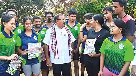 விளையாட்டு வீரர்களிடம் வாக்கு சேகரித்த ஐஜேகே வேட்பாளர் வி.வெங்கடேசன்.