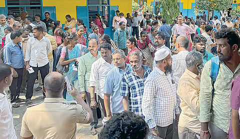 தேர்தல் பணியில் ஈடுபடும் ஆசிரியர்கள், அரசு ஊழியர்கள் தங்களது தபால் வாக்குகளை பல்லாவரம் அரசு உதவி பெறும் பள்ளியில் நேற்று செலுத்தினர்.