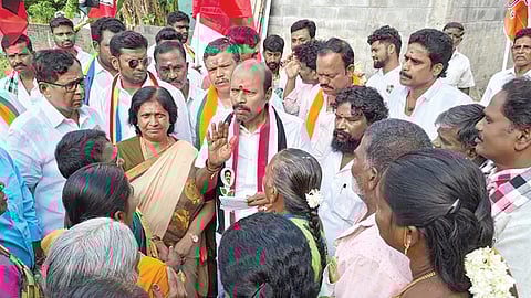 அதிமுக வேட்பாளர் சிட்லப்பாக்கம் ராஜேந்திரன்&nbsp; பீர்க்கன்காரணை பகுதியில் வாக்கு சேகரித்தார்.