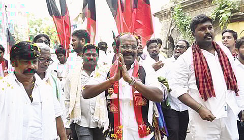 திருவிக நகர் தொகுதி செல்வ விநாயகர் கோயில் பகுதியில் வாக்கு சேகரிப்பில் ஈடுபட்ட திமுக வேட்பாளர் கே.எஸ்.ரவிச்சந்திரன். |&nbsp;படங்கள்: ம.பிரபு |