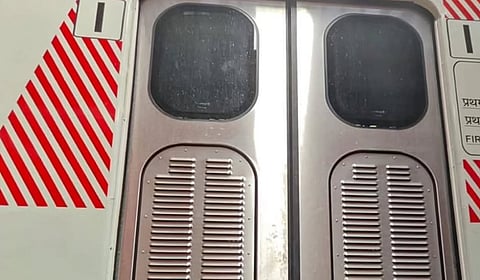 தானியங்கி கதவுகளுடன் ஐசிஎஃப் தயாரித்த முதல் மின்சார ரயில் மும்பைக்கு அனுப்பப்பட்டது