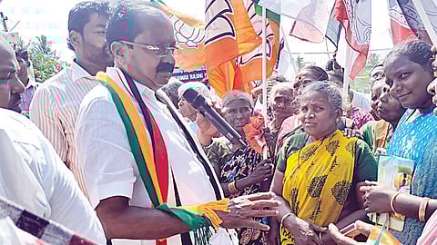 பொதுமக்களிடம் குறைகளைக் கேட்டு, வாக்குசேகரித்த அதிமுக வேட்பாளர் ராஜசேகர்.