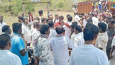 திண்டுக்கல் அருகே சிறுமலை அடிவாரப் பகுதியில் மக்களை தங்க வைத்திருந்த திமுகவினருடன் வாக்குவாதத்தில் ஈடுபட்ட அதிமுகவினர்.