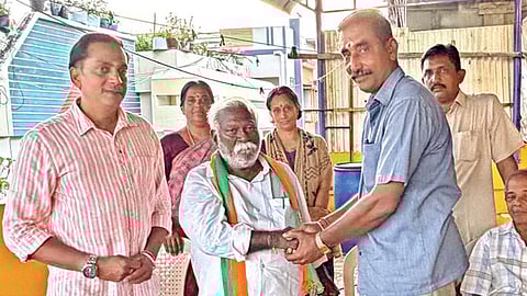 நாகர்கோவில் தொகுதியில் வீடு வீடாக சென்று வாக்குகள் சேகரிக்கும் பாஜக வேட்பாளர் எம்.ஆர்.காந்தி.