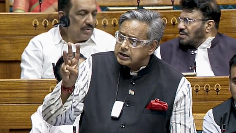 “தொகுதி மறுவரையறை மசோதா கூட்டாட்சியின் கட்டமைப்பை சிதைத்துவிடும்” -  சசி தரூர்