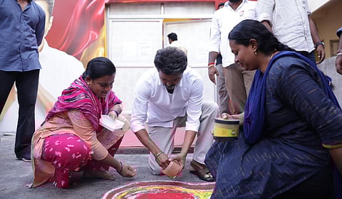 பெரம்பூர் தொகுதியில் வீடு வீடாக வாக்கு சேகரித்த தவெக தலைவர் விஜய்!