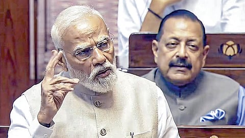 மகளிர் இடஒதுக்கீடு திருத்த மசோதா உட்பட 3 மசோதாக்கள் குறித்து விவாதம் நடத்த நாடாளுமன்ற சிறப்புக் கூட்டத் தொடர் நடைபெற்று வருகிறது. மாநிலங்களவையில் நேற்று நடைபெற்ற  விவாதத்தில் பேசிய பிரதமர் மோடி. படம்: பிடிஐ