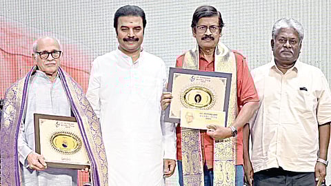 மா.அரங்கநாதன் இலக்கிய விருது வழங்கும் விழா, ராணி சீதை அரங்கில் நேற்று நடைபெற்றது. இதில் எழுத்தாளர்கள் கி.விட்டல் ராவ், அம்ஷன் குமார் ஆகியோருக்கு, உச்ச நீதிமன்ற நீதிபதி ஆர்.மகாதேவன் விருதை வழங்கினார். அருகில் கவிஞர் ரவிசுப்ரமணியன். | படம்: எஸ்.சத்தியசீலன் |