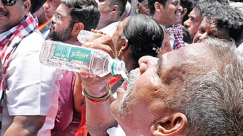 கோவை காந்திபுரம் பகுதியில் நடந்த தேர்தல் பிரச்சாரத்தில் பங்கேற்ற தொண்டர்கள் தாகத்தால் தண்ணீர் அருந்துகின்றனர்.